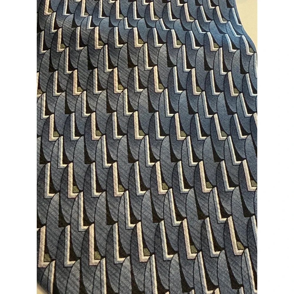 Savile Row Mens Silk Necktie Blue Grey Geometric Pattern Made in USA‎ WPL 2831
